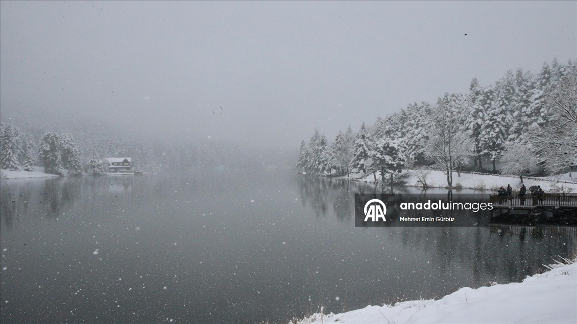 Abant ve Gölcük'te martta yağan kar tatilcileri sevindirdi