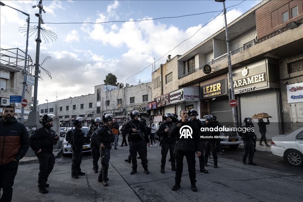 Палестинцы совершили праздничную молитву вокруг мечети Аль-Акса, закрытой из-за ограничений Израиля