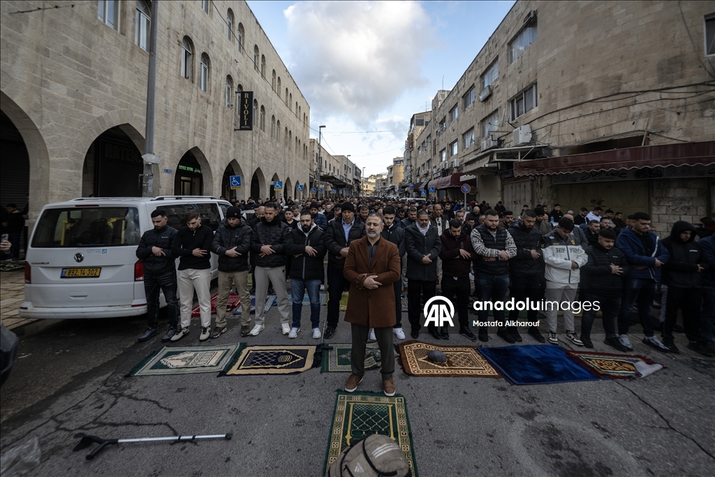 Палестинцы совершили праздничную молитву вокруг мечети Аль-Акса, закрытой из-за ограничений Израиля
