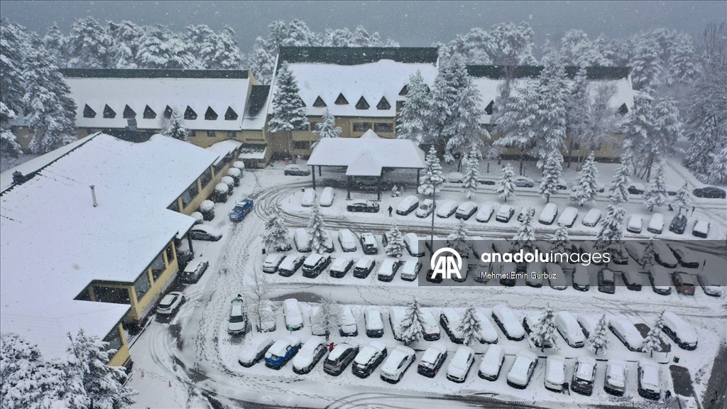 Abant ve Gölcük'te martta yağan kar tatilcileri sevindirdi