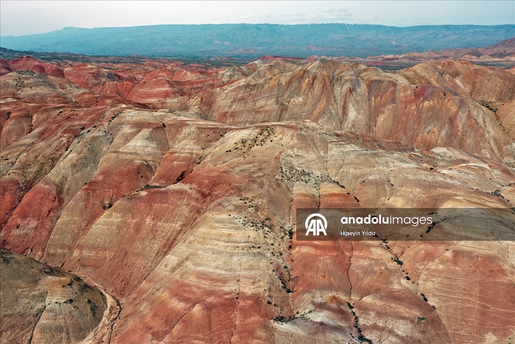 Iğdır'daki Gökkuşağı Tepeleri'nde ilkbahar güzelliği