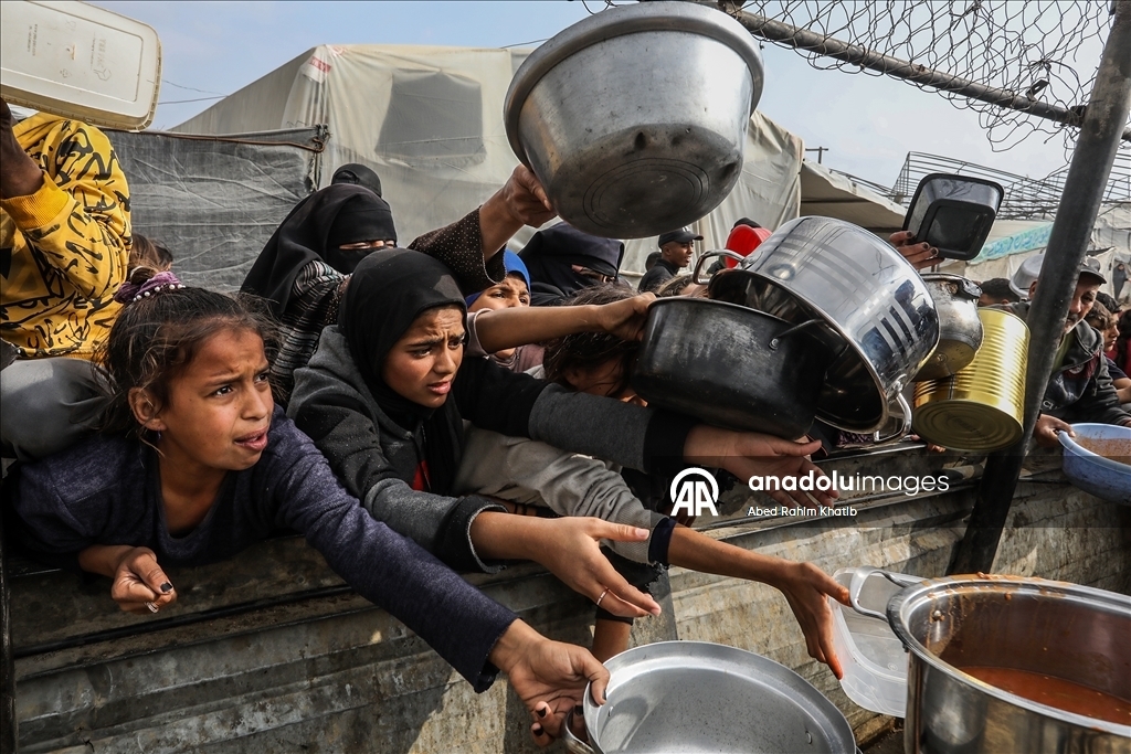 Палестинцам в Газе раздают горячую пищу 8