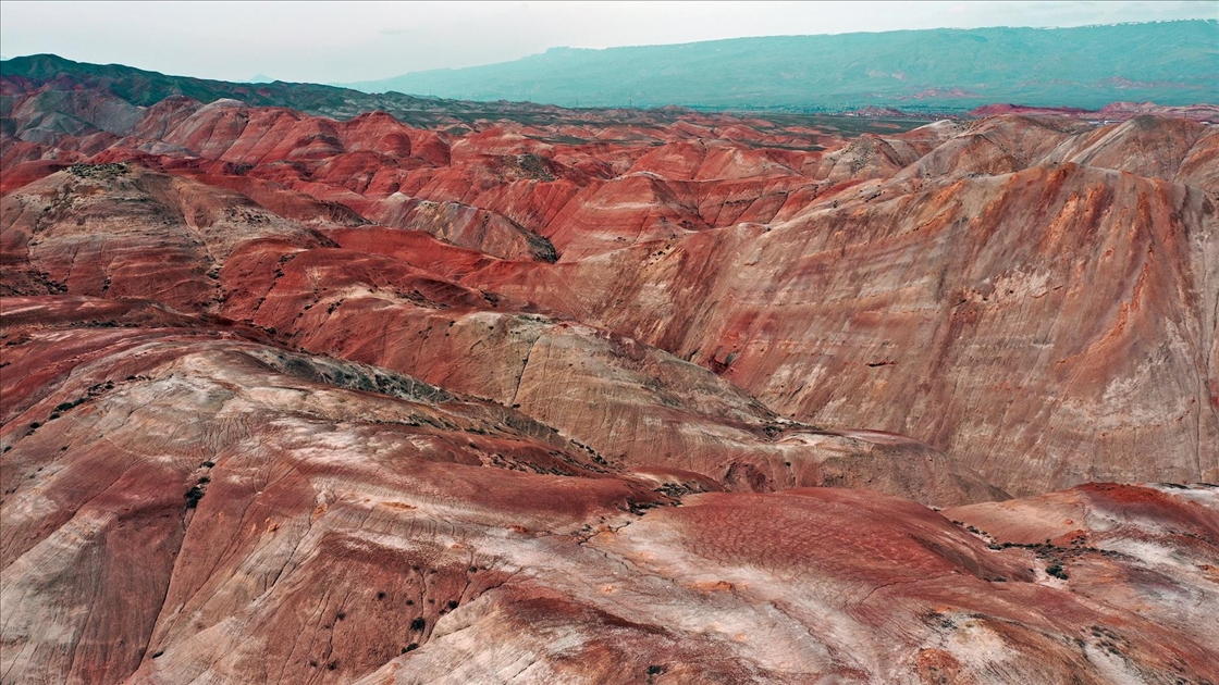 Iğdır'daki Gökkuşağı Tepeleri'nde ilkbahar güzelliği