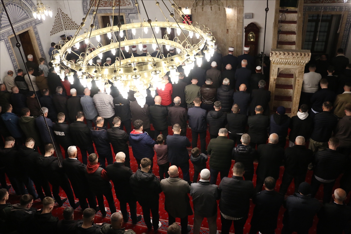 Besimtarët muslimanë në vendet e rajonit falim namazin e Fitër Bajramit