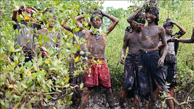 Endonezya'da 'Sessizlik Günü' kapsamında çamur banyosu yapıldı