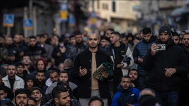 Filistinliler, bayram namazını İsrail'in kısıtlamaları nedeniyle kapatılan Mescid-i Aksa çevresinde kıldı