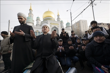 Мусульмане в России совершили праздничную молитву в мечетях