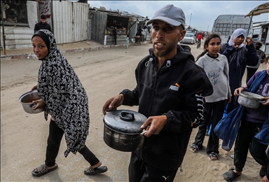 Палестинцам в Газе раздают горячую пищу