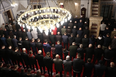 Besimtarët muslimanë në vendet e rajonit falim namazin e Fitër Bajramit