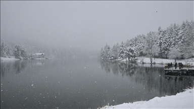 Abant ve Gölcük'te martta yağan kar tatilcileri sevindirdi