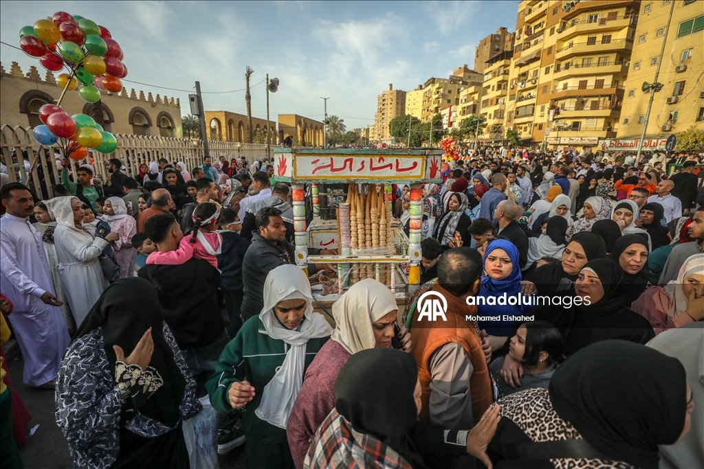 القاهرة.. آلاف المصريين يؤدون صلاة العيد بمسجد تاريخي