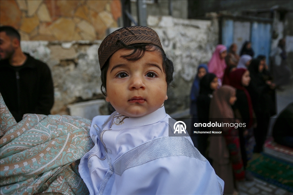خان يونس.. فلسطينيو غزة يؤدون صلاة العيد فوق أنقاض المساجد