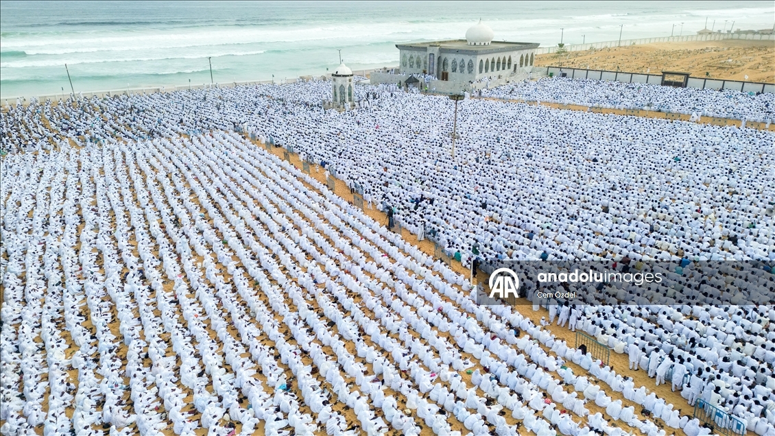 Senegal'de Ramazan Bayramı namazı "beyazlar içinde" kılındı