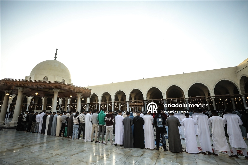 القاهرة.. آلاف المصريين يؤدون صلاة العيد بمسجد تاريخي