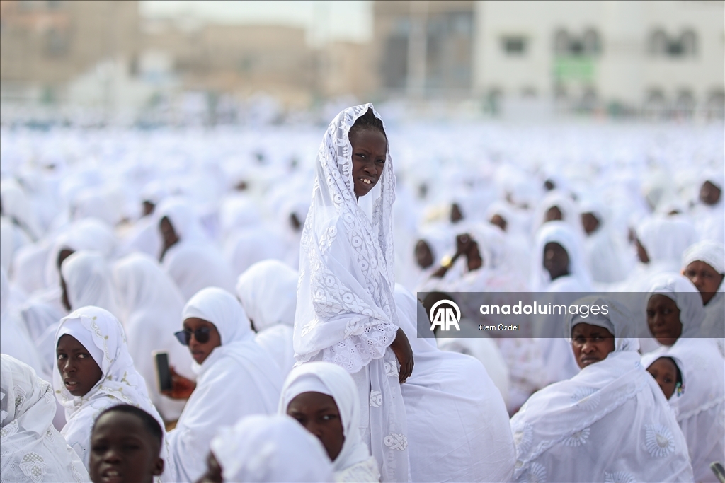 Senegal'de Ramazan Bayramı namazı "beyazlar içinde" kılındı