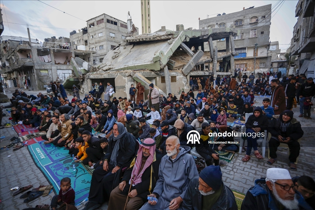 خان يونس.. فلسطينيو غزة يؤدون صلاة العيد فوق أنقاض المساجد