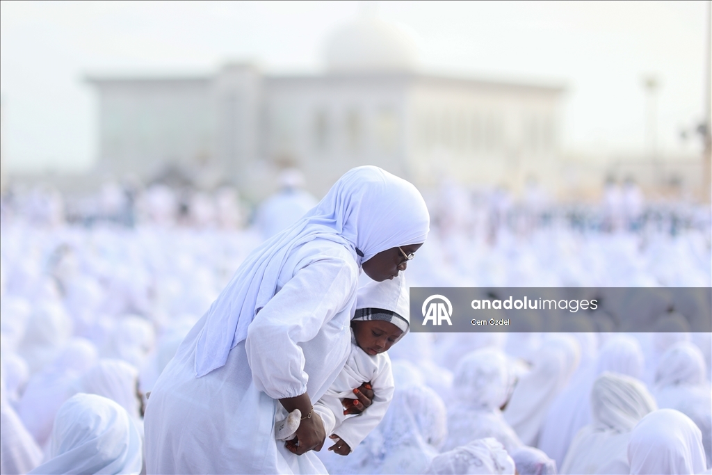 Senegal'de Ramazan Bayramı namazı "beyazlar içinde" kılındı