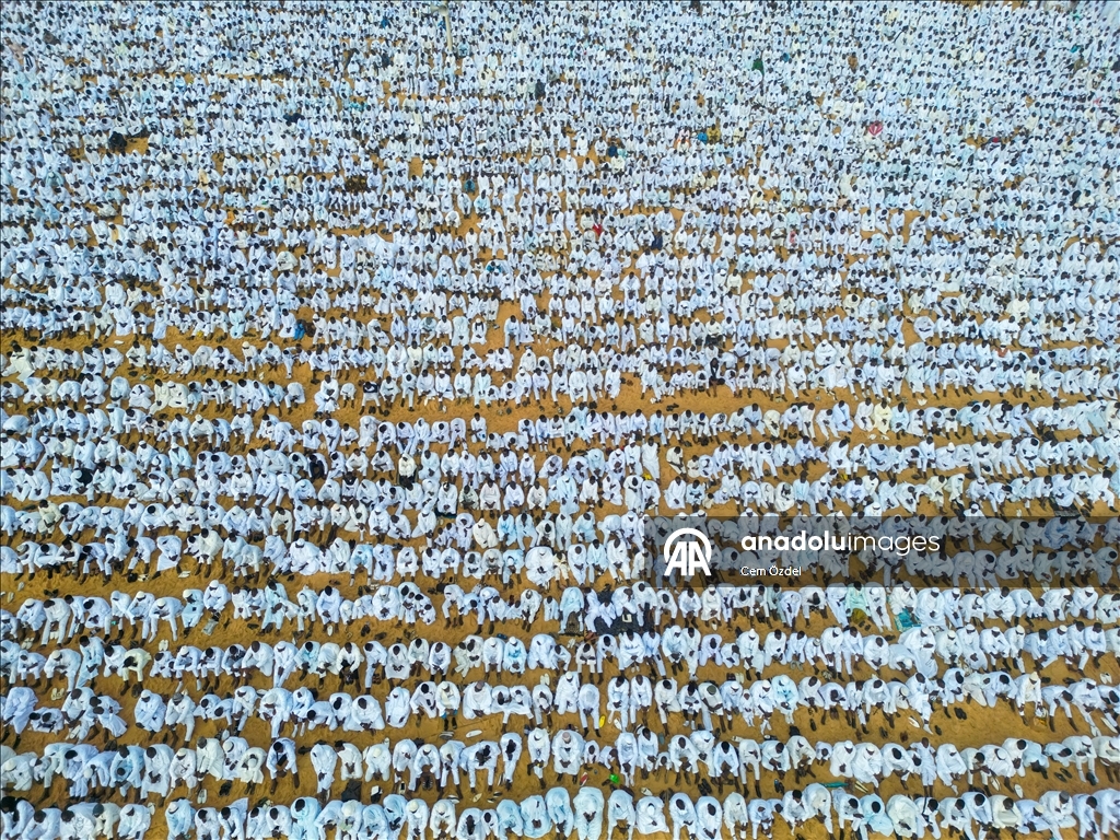 Senegal'de Ramazan Bayramı namazı "beyazlar içinde" kılındı