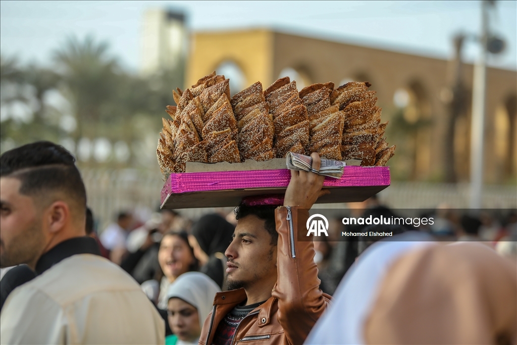 القاهرة.. آلاف المصريين يؤدون صلاة العيد بمسجد تاريخي