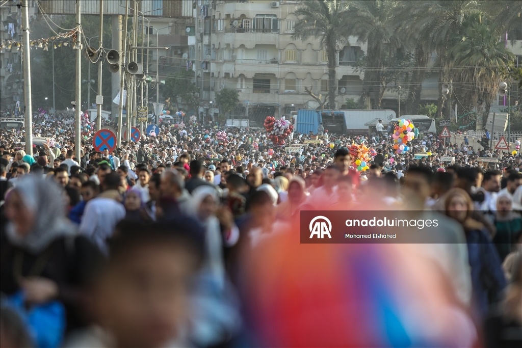 القاهرة.. آلاف المصريين يؤدون صلاة العيد بمسجد تاريخي