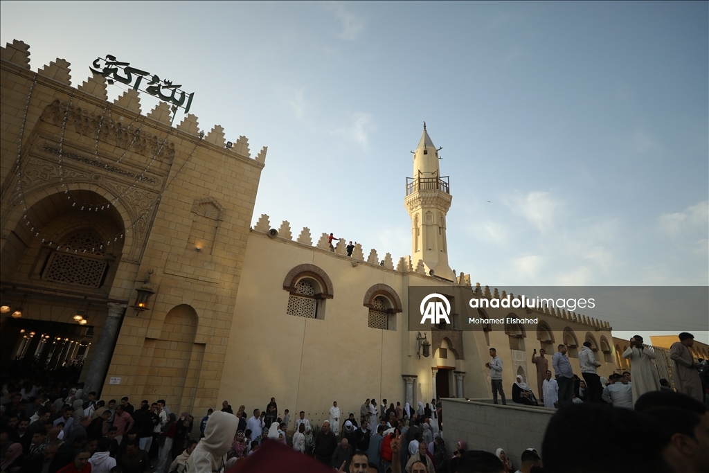 القاهرة.. آلاف المصريين يؤدون صلاة العيد بمسجد تاريخي