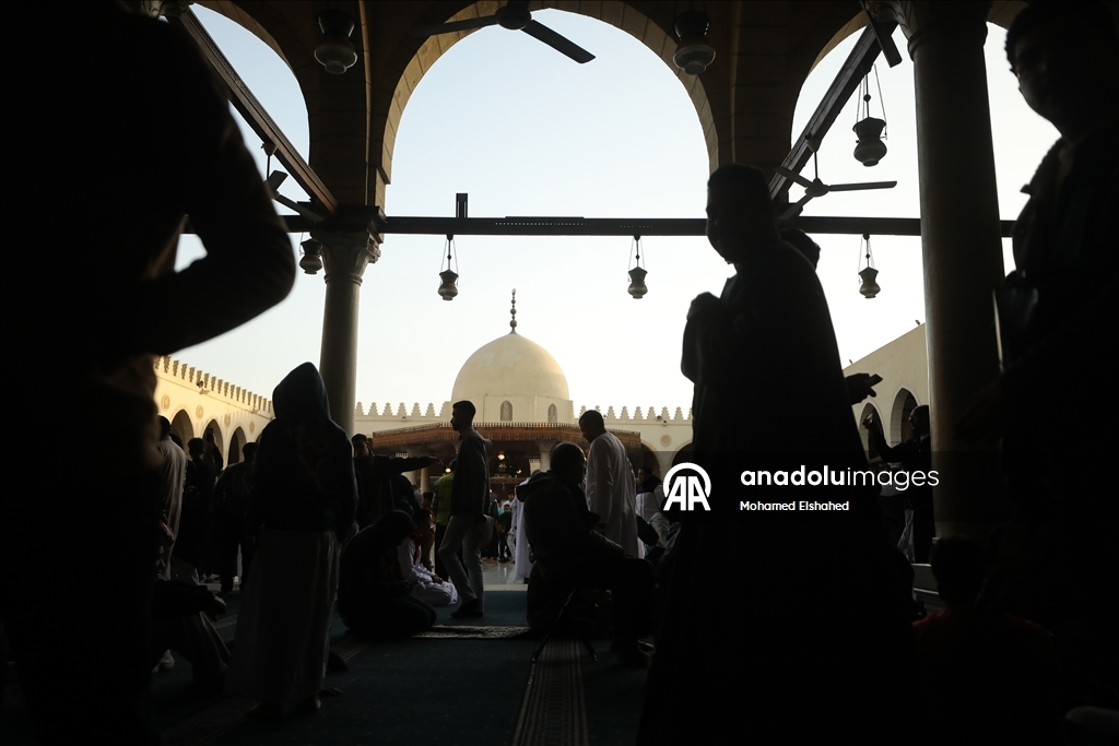 القاهرة.. آلاف المصريين يؤدون صلاة العيد بمسجد تاريخي