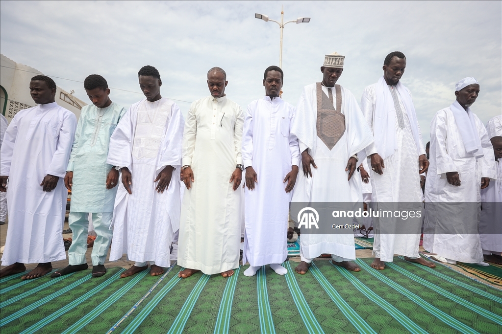Senegal'de Ramazan Bayramı namazı "beyazlar içinde" kılındı