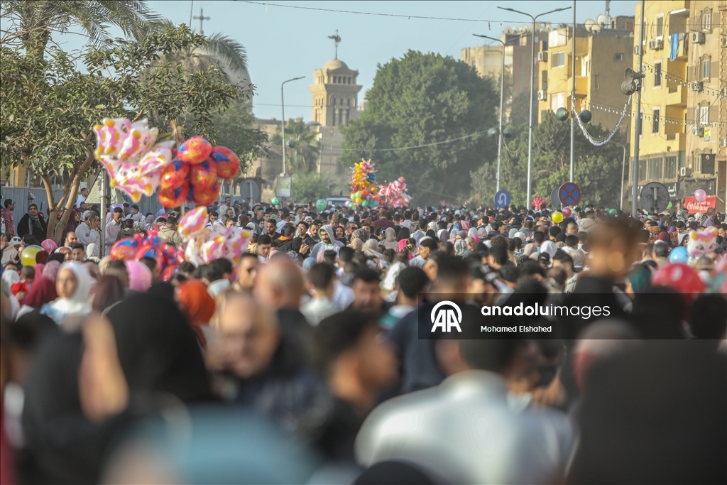 القاهرة.. آلاف المصريين يؤدون صلاة العيد بمسجد تاريخي