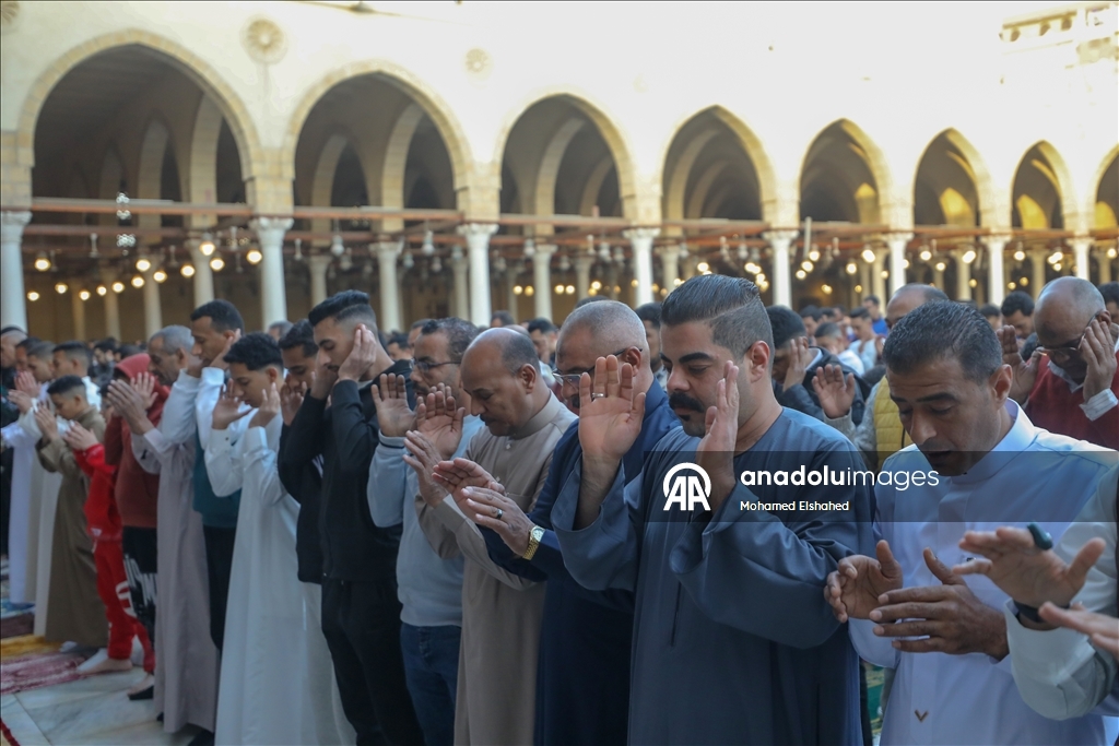 القاهرة.. آلاف المصريين يؤدون صلاة العيد بمسجد تاريخي