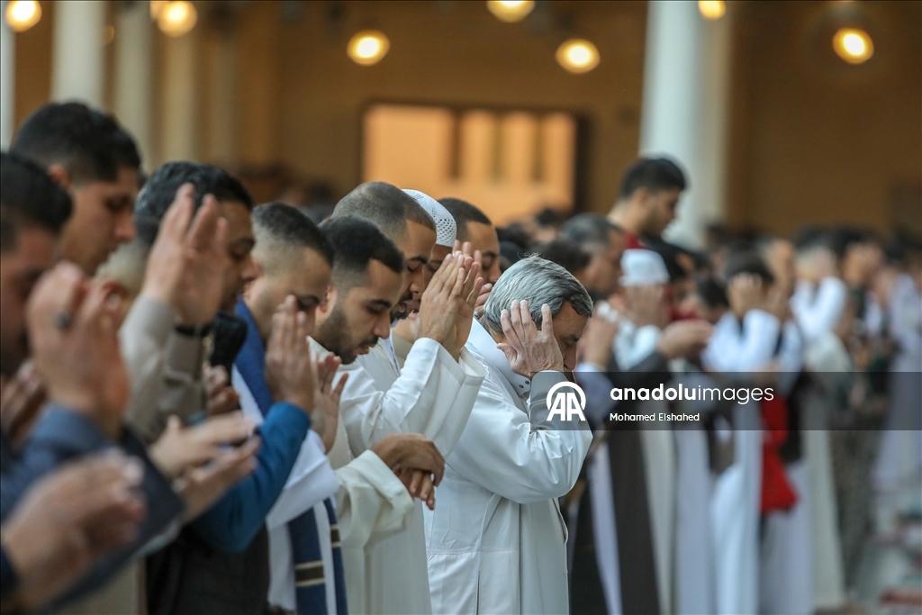 القاهرة.. آلاف المصريين يؤدون صلاة العيد بمسجد تاريخي
