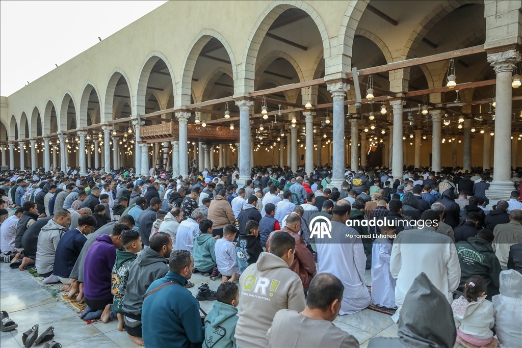 القاهرة.. آلاف المصريين يؤدون صلاة العيد بمسجد تاريخي