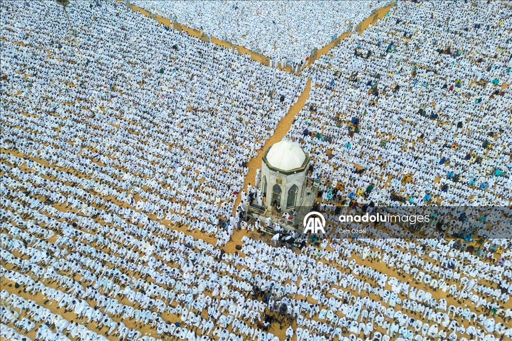 Senegal'de Ramazan Bayramı namazı "beyazlar içinde" kılındı