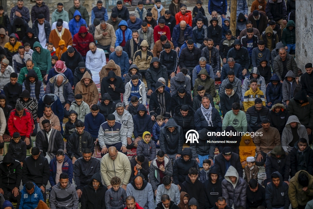 خان يونس.. فلسطينيو غزة يؤدون صلاة العيد فوق أنقاض المساجد