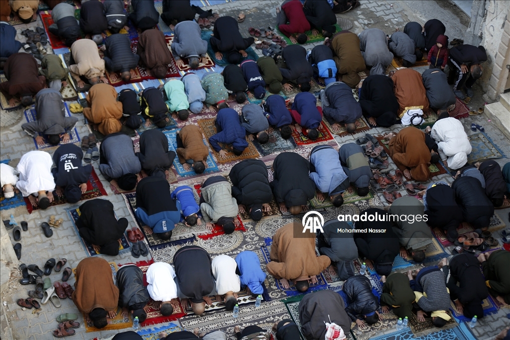 خان يونس.. فلسطينيو غزة يؤدون صلاة العيد فوق أنقاض المساجد