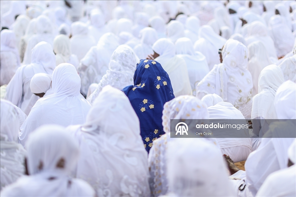 Senegal'de Ramazan Bayramı namazı "beyazlar içinde" kılındı