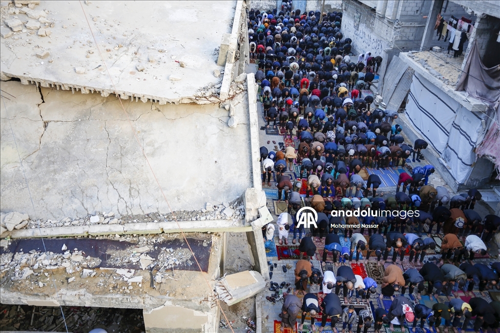 خان يونس.. فلسطينيو غزة يؤدون صلاة العيد فوق أنقاض المساجد