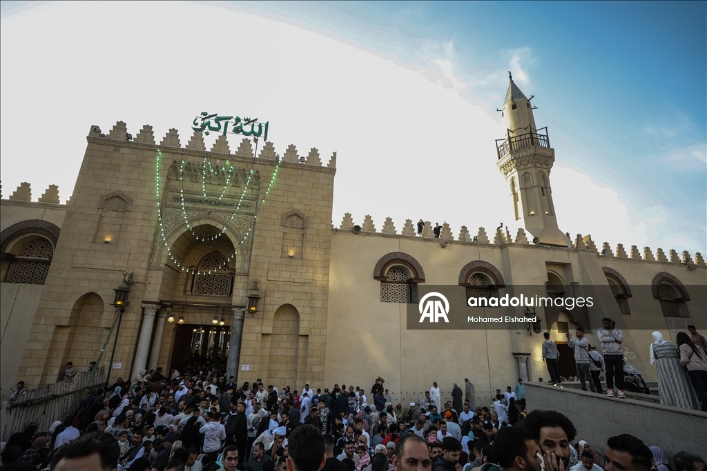 القاهرة.. آلاف المصريين يؤدون صلاة العيد بمسجد تاريخي