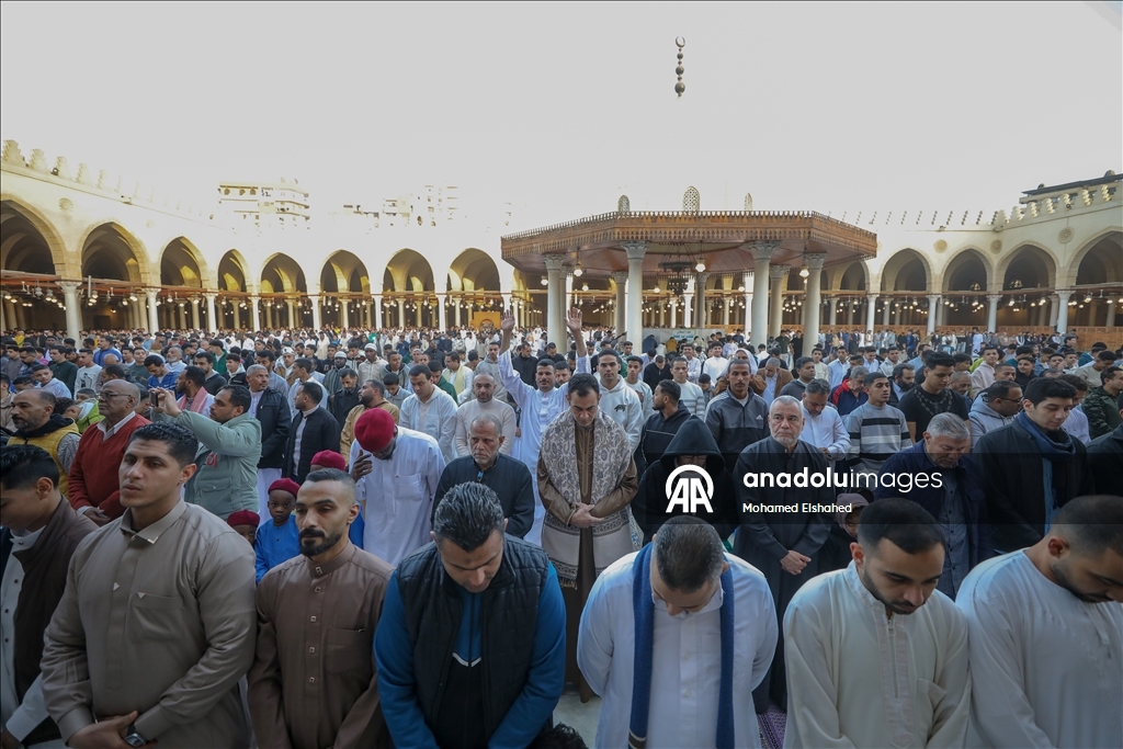 القاهرة.. آلاف المصريين يؤدون صلاة العيد بمسجد تاريخي