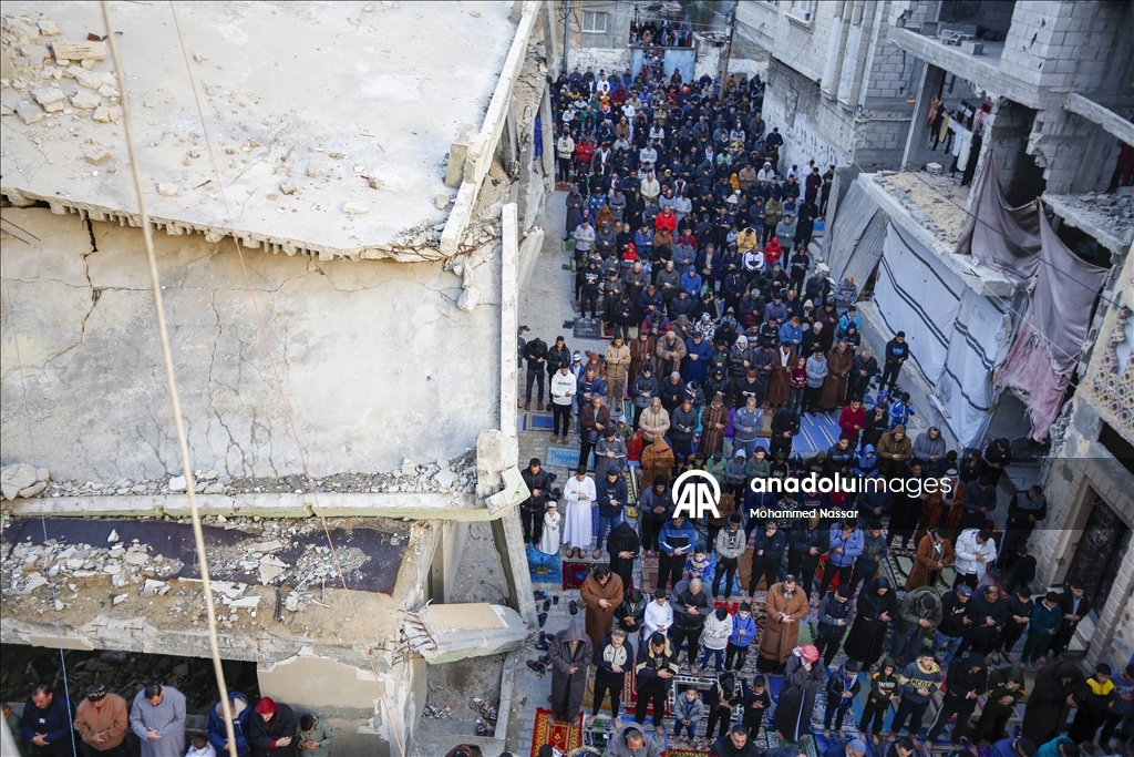 خان يونس.. فلسطينيو غزة يؤدون صلاة العيد فوق أنقاض المساجد