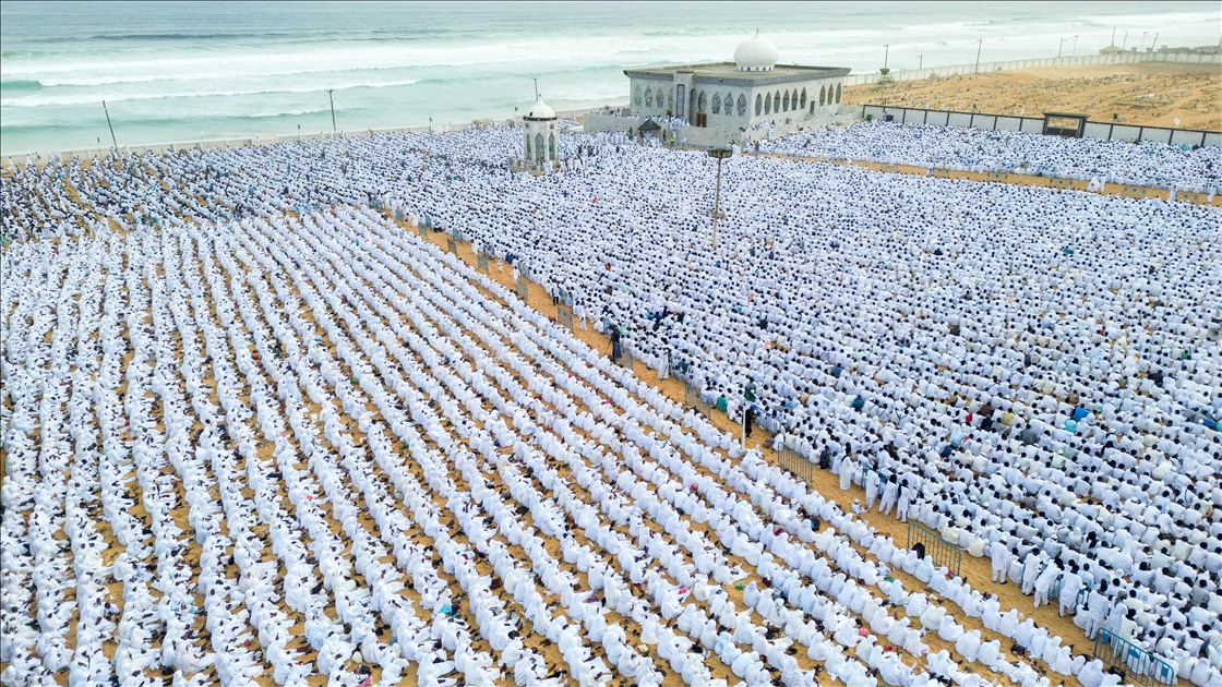 Senegal'de Ramazan Bayramı namazı "beyazlar içinde" kılındı