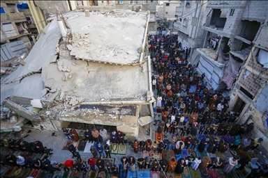 خان يونس.. فلسطينيو غزة يؤدون صلاة العيد فوق أنقاض المساجد