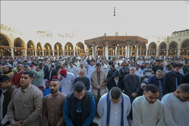 القاهرة.. آلاف المصريين يؤدون صلاة العيد بمسجد تاريخي