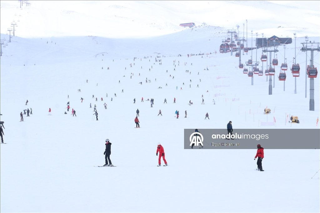 В последний день праздника Рамазан горнолыжные трассы в Эрджиесе заполнили любители зимних видов спорта