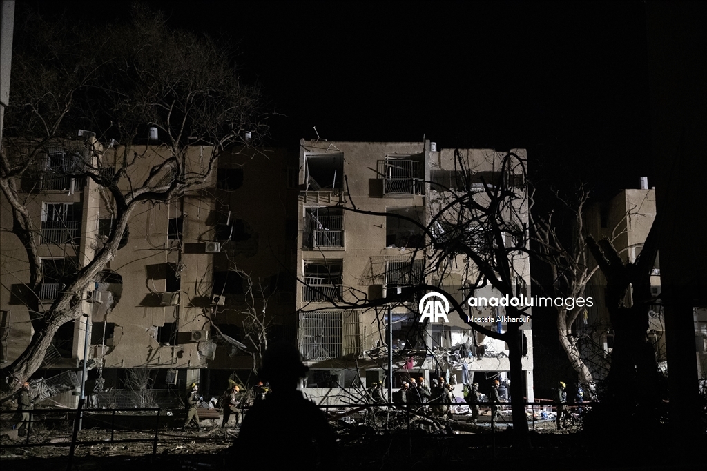 İran'ın İsrail'in Arad kentine düzenlediği füze saldırısında 10'u ağır 84 kişi yaralandı