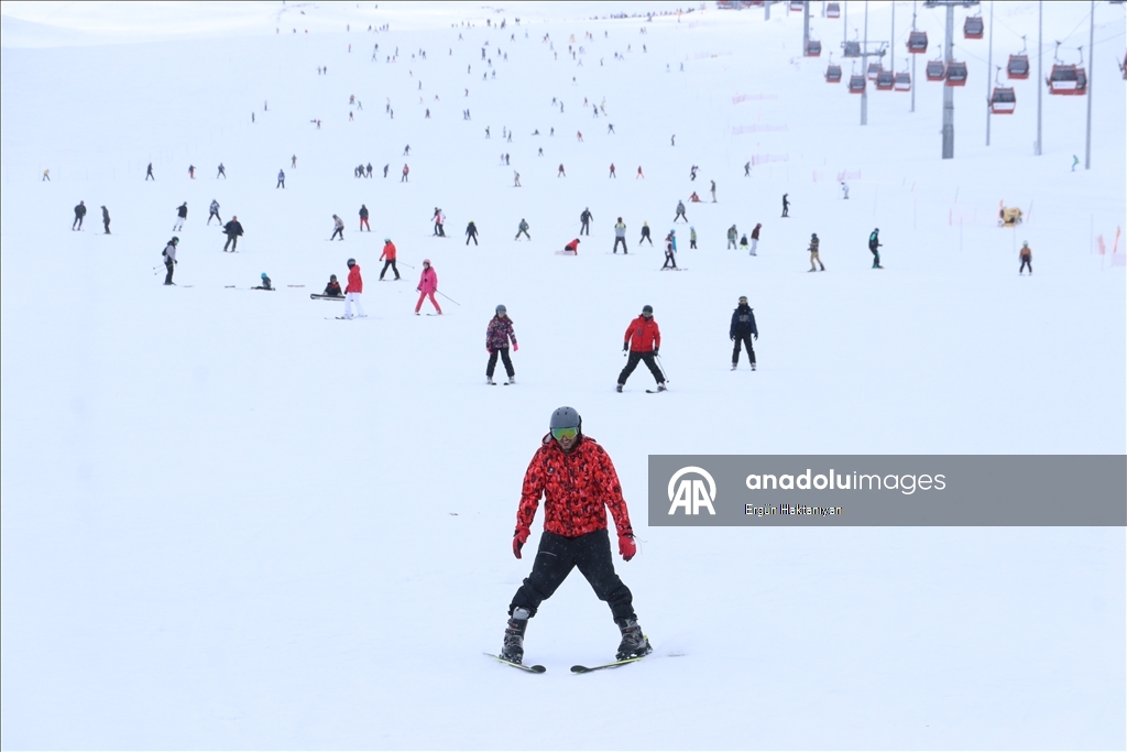 В последний день праздника Рамазан горнолыжные трассы в Эрджиесе заполнили любители зимних видов спорта
