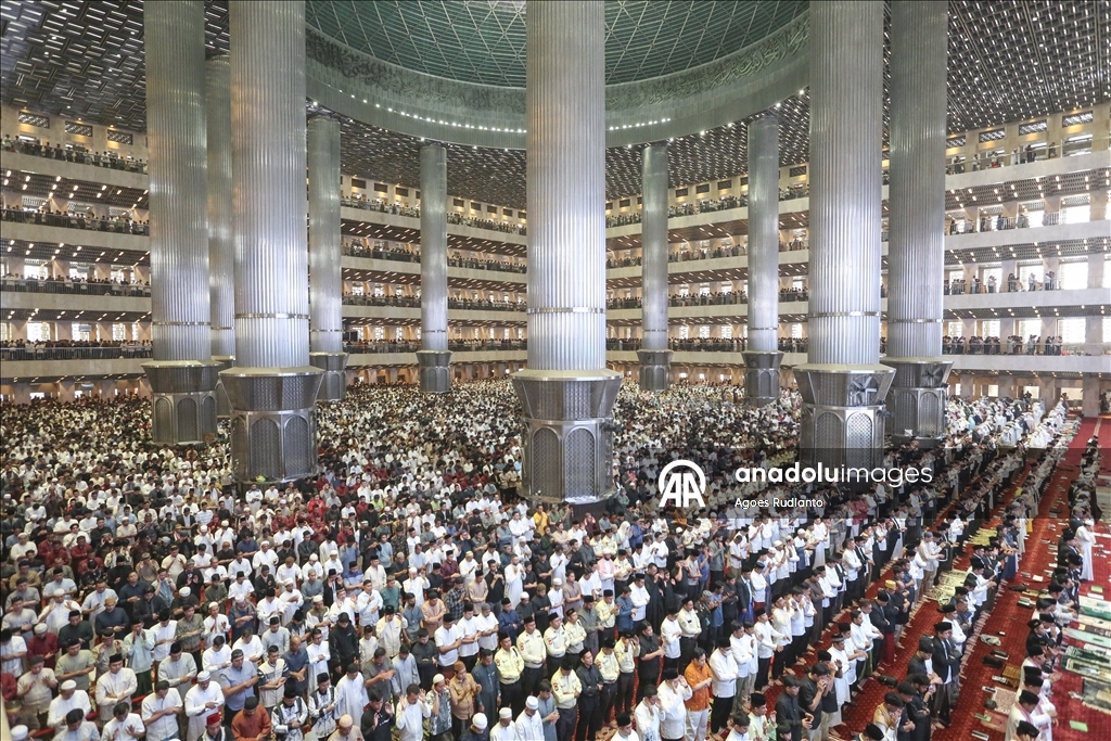 В Индонезии совершили праздничную молитву