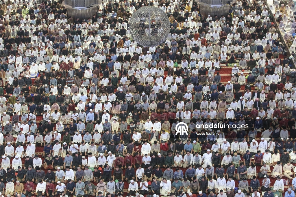 В Индонезии совершили праздничную молитву