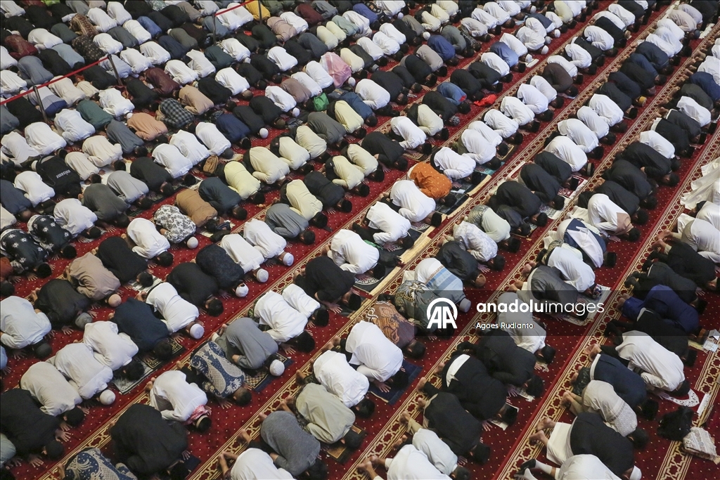 В Индонезии совершили праздничную молитву