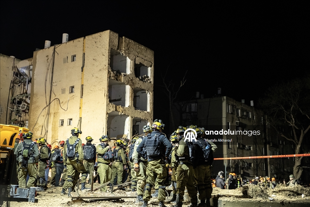 İran'ın İsrail'in Arad kentine düzenlediği füze saldırısında 10'u ağır 84 kişi yaralandı