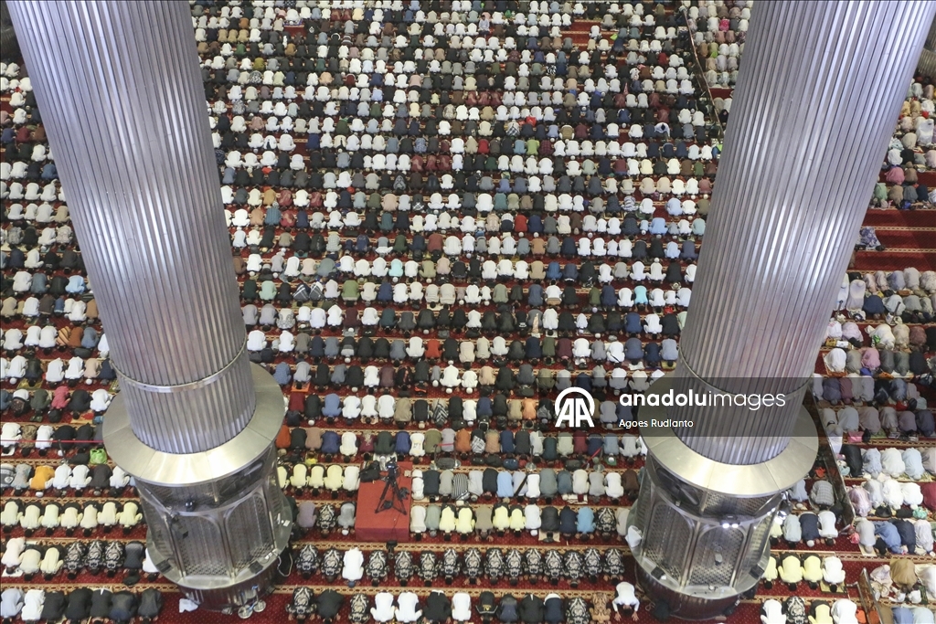 В Индонезии совершили праздничную молитву